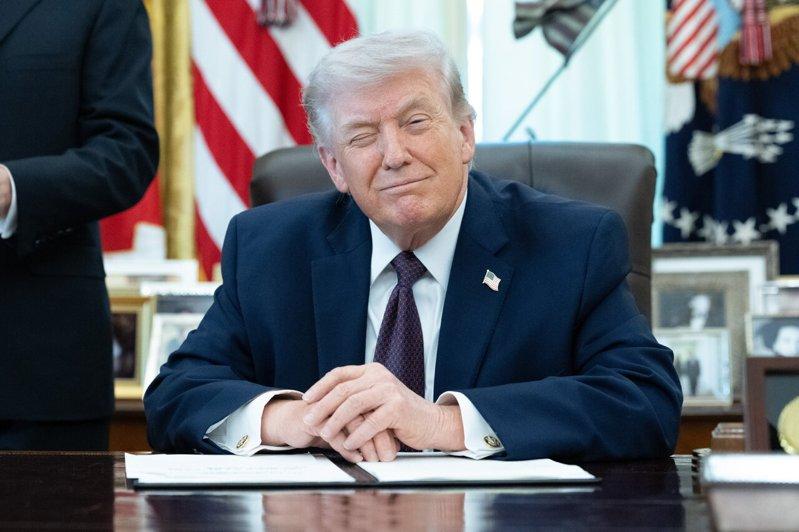 美国总统川普3月31日在白宫签署行政命令。(欧新社)