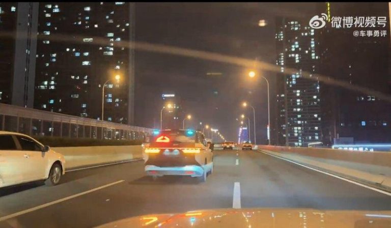 无人车智驾故障 「萝卜快跑」上百车瘫痪武汉 乘客受困高架道 萝卜快跑车辆停在高架桥上。(视频截屏)