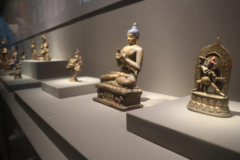 「雪域敦煌」西藏萨迦寺珍宝 首次大规模北京展出 萨迦寺所藏佛造像,充分地呈现在历史长河中与周遭地区交互的艺术成果。(记者廖士锋/...