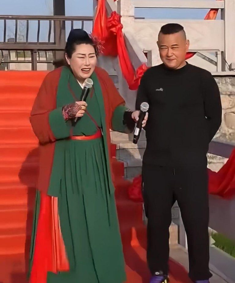 趁妻去厕所 男溜上台相亲同时撩2女 妻回来后打起来了 男子趁老婆离开上厕所时上台说要相亲。(视频截屏)