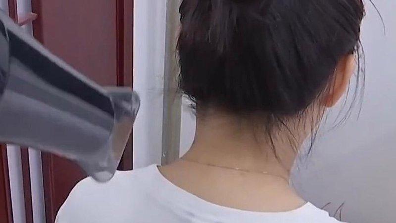 「吹风机养生」暴火,专家指出不能将吹风机神化为「保健神器」。(取材自央广网)