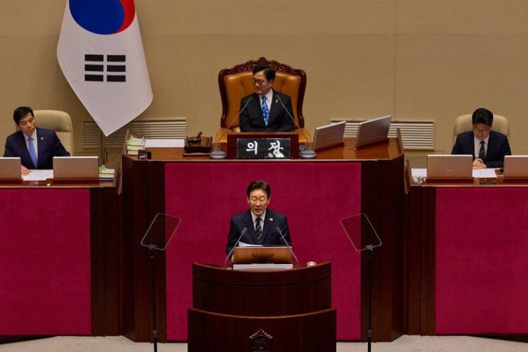 李在明促南韩国会通过追加百亿美元预算 应对中东危机 韩国总统李在明(前中)2日赴国会进行施政演说,谈到最近的中东危机,他强调,规模2...