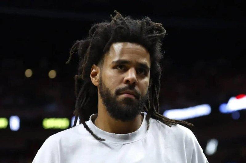 美国饶舌巨星杰寇(J. Cole)与中国CBA南京同曦队签约。(新华社)