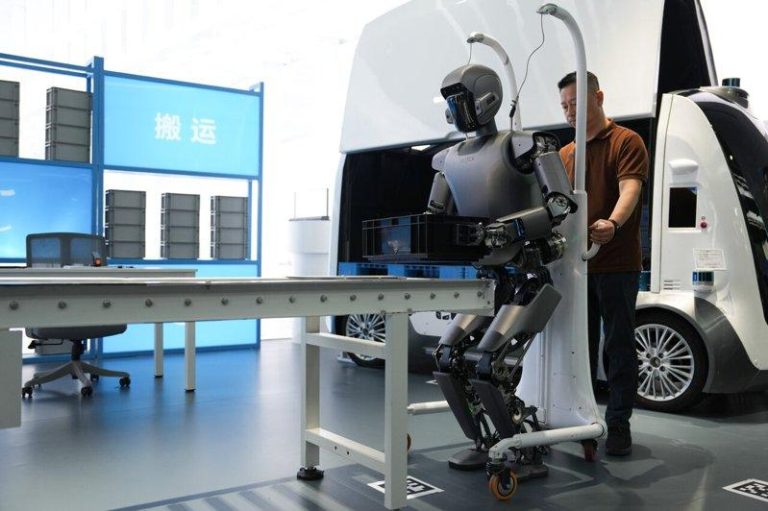 比肩OpenAI、Meta…优必选全球征才 年薪最高1.24亿人币 优必选出高价向全球征才,图为Walker S1系列人形机器人在运行搬运作业展示。...