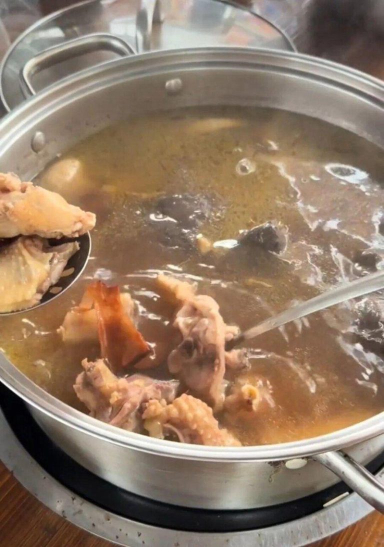 广东顺德一间名为莫氏鸡煲的乡村小店因网红探店影片意外暴红，吸引大批食客跨城排队。...