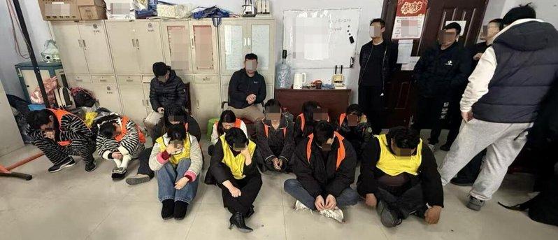 「黄牛」组团盗窃上海迪士尼乐园玩偶兜售,28人被抓涉案赃款10万元。(取材自红星...