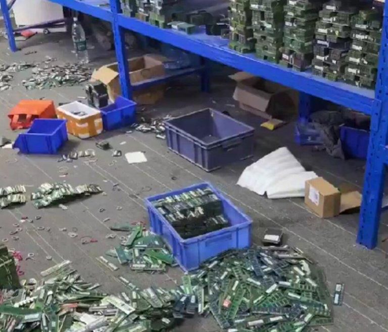 一段中国内存商家对着满屋子囤货的DDR5内存条崩溃喊话的影片，在海内外社交平...