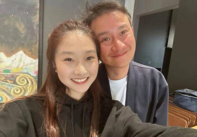 马伊琍大女儿晒与爸爸文章合照。（取材自微博）