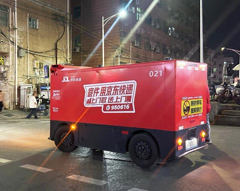 深圳近日首度开放功能型无人车夜间路权,京东物流「独狼」智能配送车已在坪山至龙岗开...