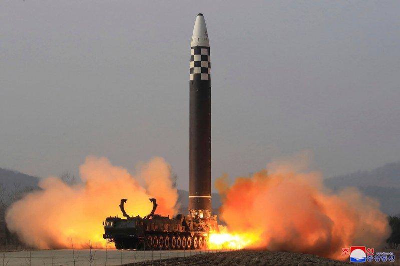 2022年3月24日北韩在境内一个未公开的地点试射了一枚火星-17 型洲际弹道飞...