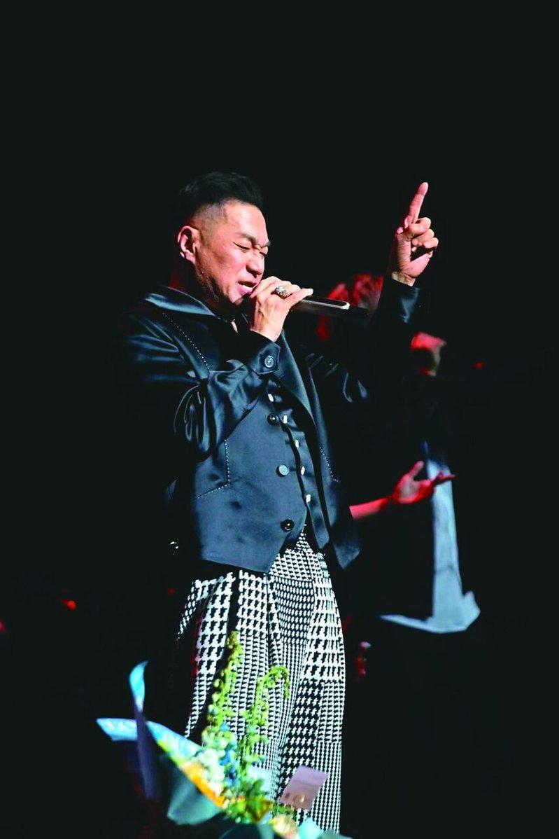 文章暌违17年重返舞台，演唱经典歌曲时内心激动。图／翰森娱乐提供