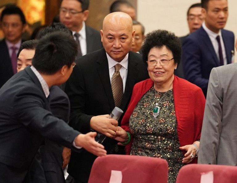 陈丽华（右）与老公迟重瑞（中）合影画面。（中新社数据照片）
