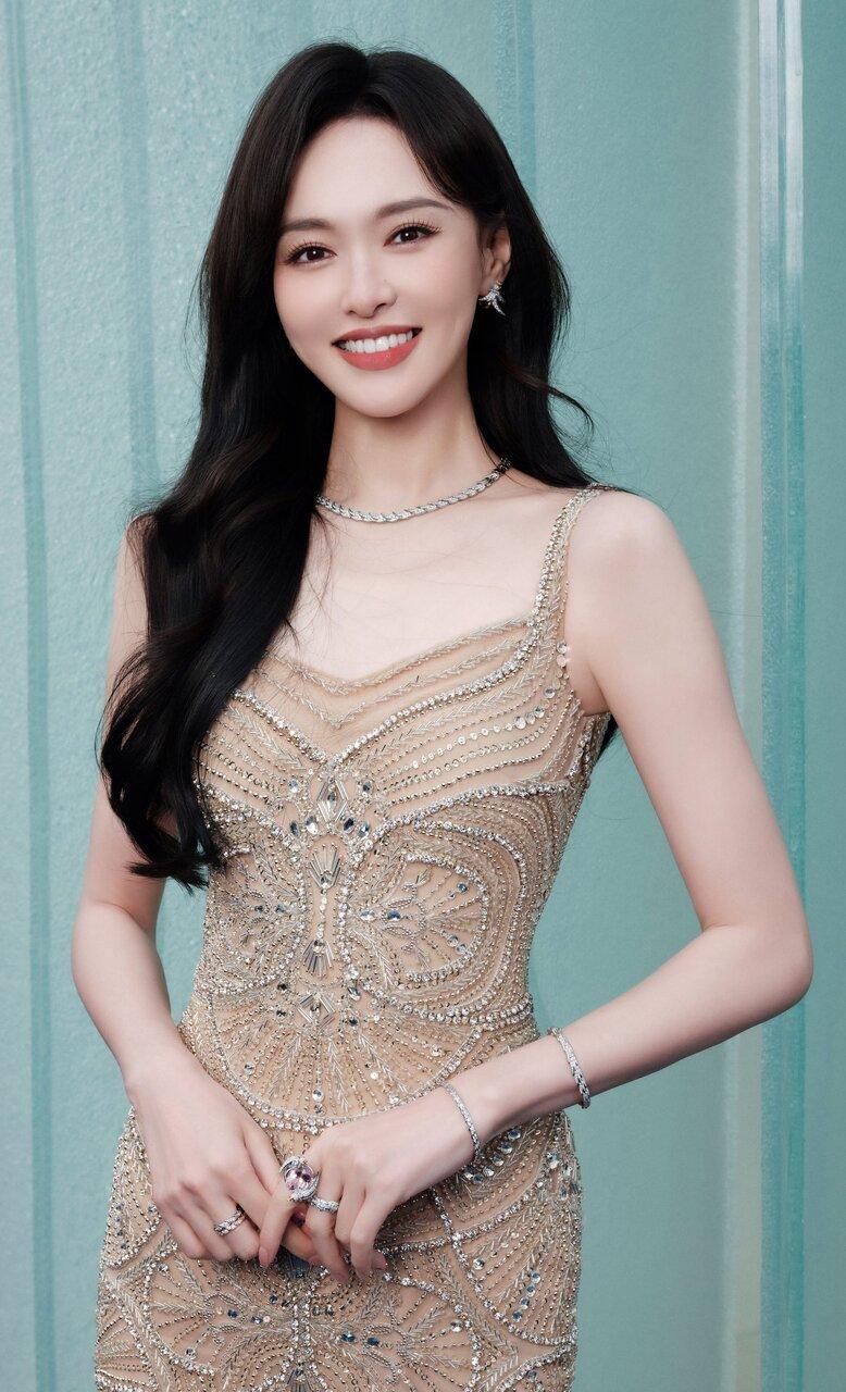 杨幂和唐嫣(见图)曾是娱乐圈著名的「好闺密」。(取材自微博)