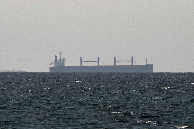 一艘货船3月11日在波斯湾、靠近荷莫兹海峡海域。（路透）