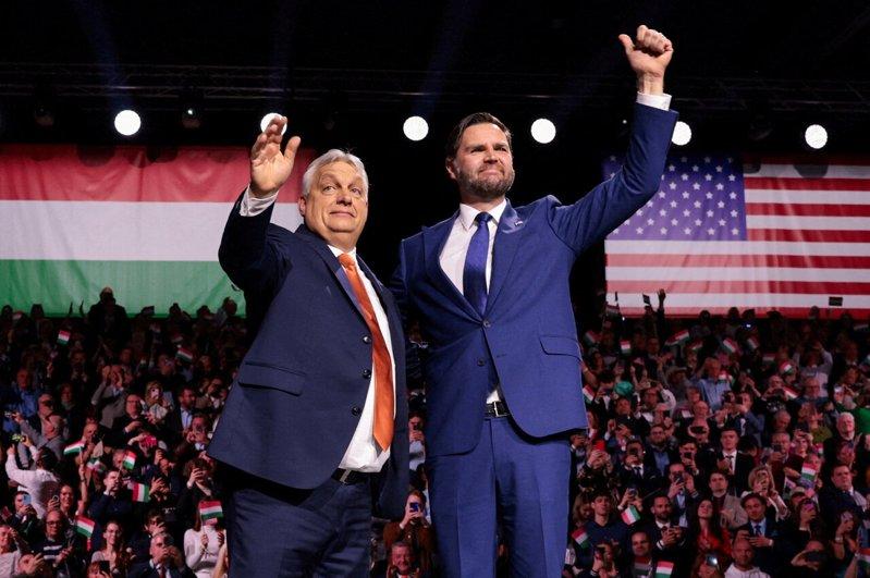 美副总统范斯(右)7日和匈牙利总理奥班(Viktor Orban,左)在布达佩斯...
