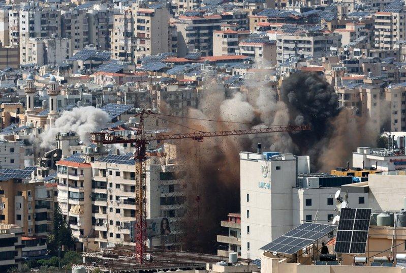 以色列8日空袭黎巴嫩南部郊区达希耶(Dahiyeh),浓烟升起。欧新社