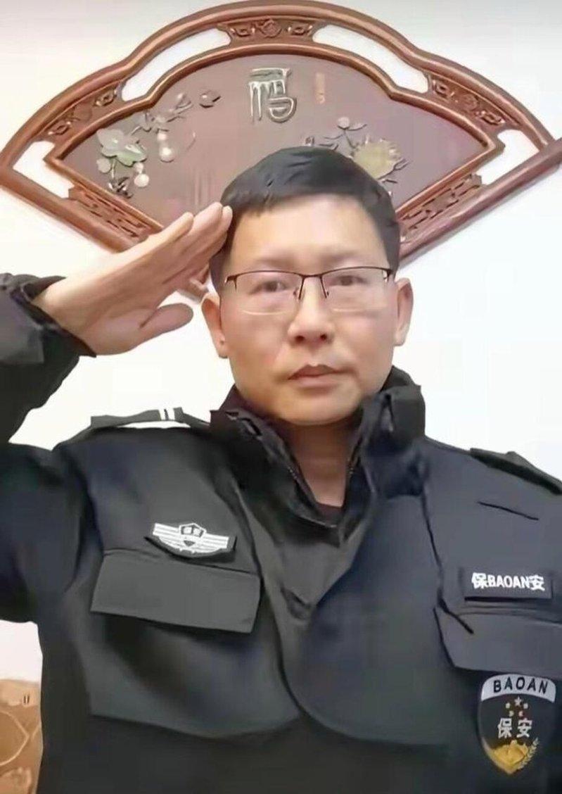 熊先生穿着保全服直播,坦言大部分家长都能理解他曾在低谷期当保全的经历,觉得真实、...