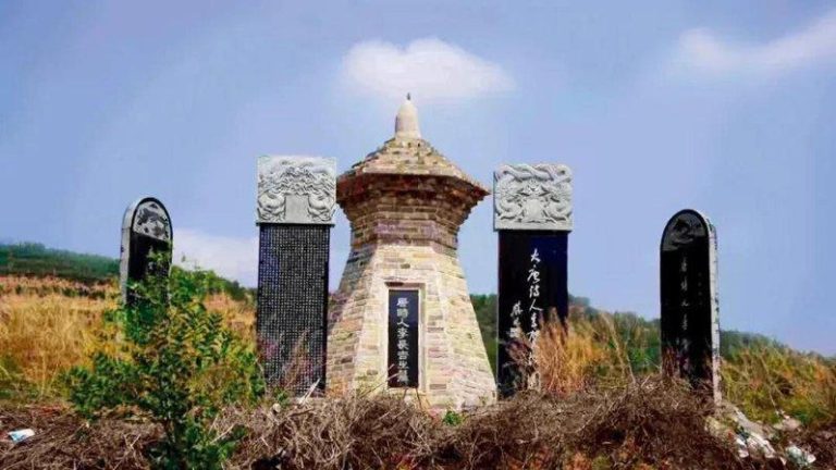 年轻人「扫古墓」 给曹操头痛药、霍去病奉辣条 云阙在河南宜阳拜访李贺墓塔。(取材自中国新闻周刊/云阙供图)