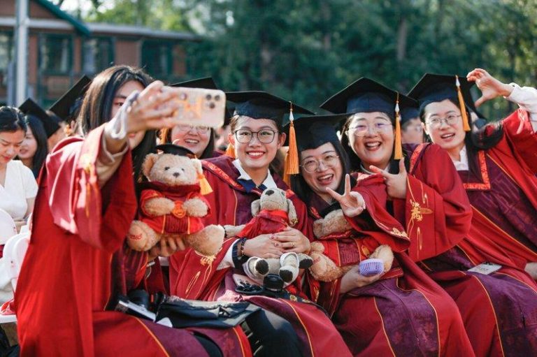 中国中产财富缩水 去年留学57万人 5年来首度下跌 去年中国出国留学人数超57万,回国人数则达53.56万。图为中国人民大学毕业生拍...