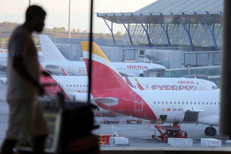 一架西班牙快运航空(Iberia Express)客机停在西班牙阿道弗.苏亚雷斯...