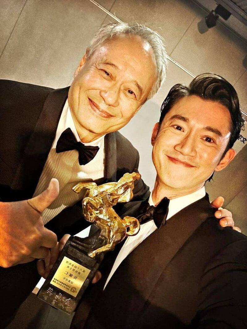 吴慷仁(右)2024年曾贴出与导演李安的自拍合照。(取材自脸书)