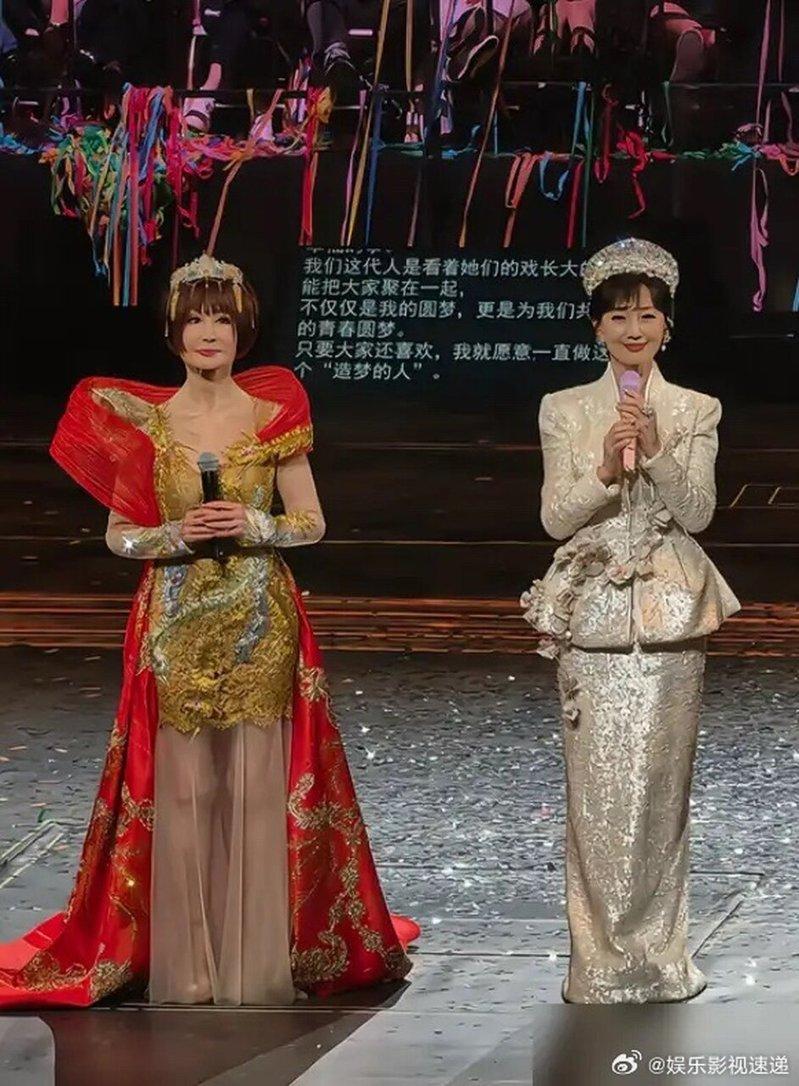 潘迎紫(左)和赵雅芝罕见同框,掀起回忆杀。(取材自微博)