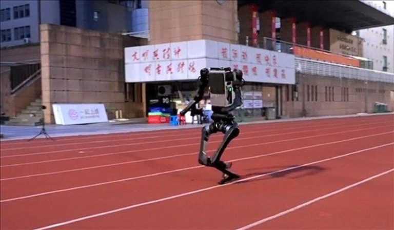 中国宇树机器人百米跑10秒 逼近「飞人」博尔特 宇树科技11日宣布旗下H1机器人奔跑速度已达到每秒10米。(视频截屏)