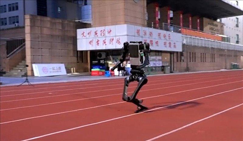 宇树科技11日宣布旗下H1机器人奔跑速度已达到每秒10米。(视频截屏)