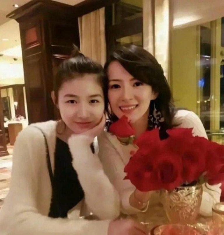 汪峰前妻夸章子怡「和老汪离了 还带小苹果出去玩」 章子怡(右)与小苹果合照。(取材自微博)