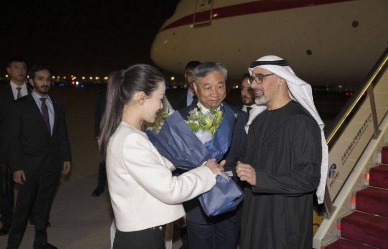 阿布达比王储哈立德 访问中国 阿拉伯联合酋长国(UAE)阿布达比王储哈立德(右)抵达北京,展开访问行程。(新华...