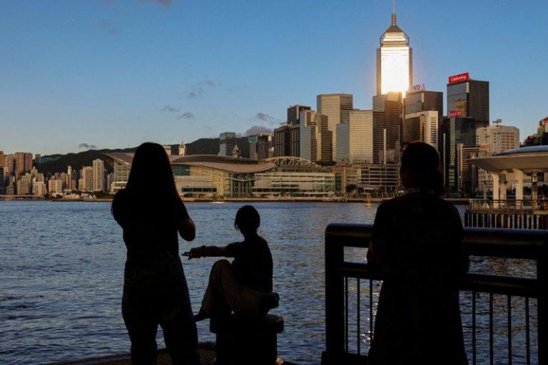 华尔街日报:香港协助伊朗 规避国际制裁获西方科技 华尔街日报报导,香港多年来一直是中国帮助伊朗因应严厉国际制裁的中枢。(路透)通