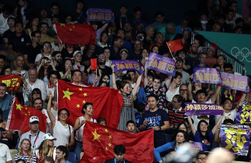 饭圈文化侵袭体育圈,当陈梦拿下巴黎奥运冠军登上颁奖台时,孙颖莎球迷的嘘声更是一度...