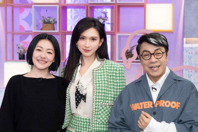 小S(左起)、林志玲和蔡康永暌违10年神同框。(图/东森综合台提供)
