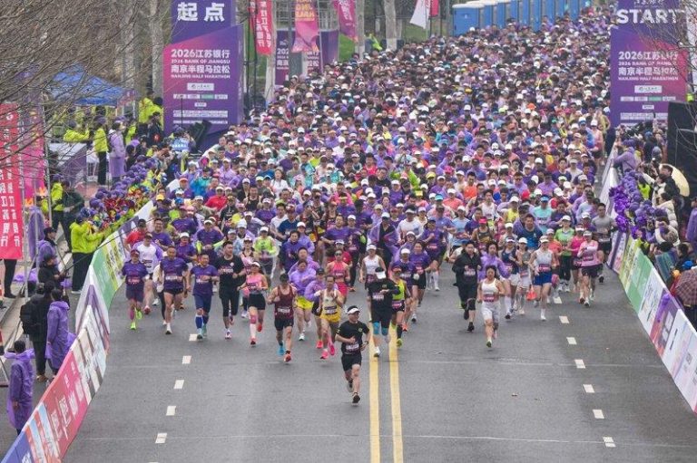 跨界营销新噱头? 选手跑完南京马拉松 买房可补贴10万 2026南京半程马拉松在南京生态科技岛鸣枪起跑。(新华社)