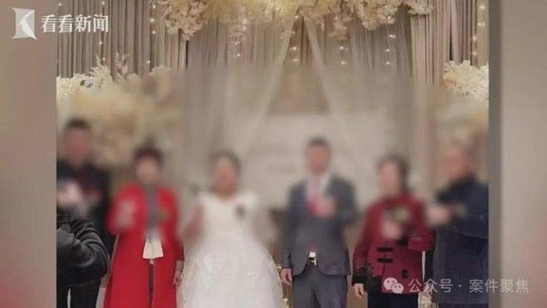 沪女雇演员扮爸妈 2个月结2次婚 生娃却是第三个男人的 图为婚礼现场。(取材自看看新闻)