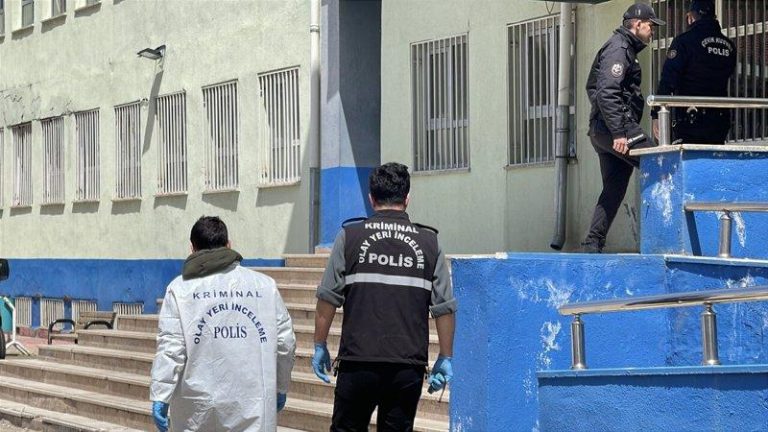 土耳其中学校园爆枪响共16伤 攻击者自戕身亡 土耳其一所中学14日发生校园枪击案,一名曾就读该校的攻击者返回母校开枪,造成包括...