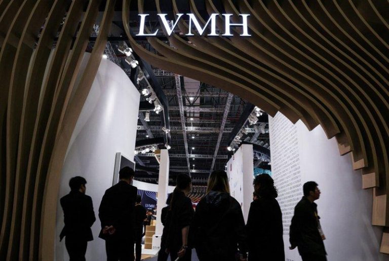 中东冲突拖累LVMH业绩 全球精品复苏现隐忧 这地区却逆势上扬 LVMH日本以外的亚洲地区业绩创下自 2023 年以来表现最佳单季表现,销售额较...