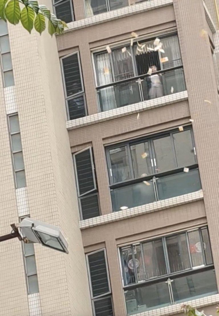 汕头妇窗外撒了20分钟港钞 路人哄抢200万港币…原因曝光 汕头一名女子往窗外撒出港币纸钞。(取材自极目新闻)