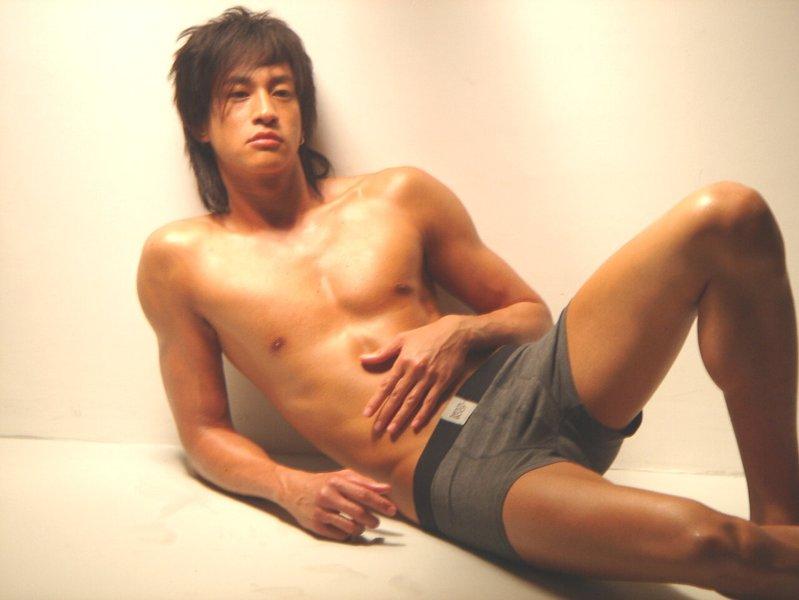 何润东2005年接拍内裤广告。(本报数据照片)