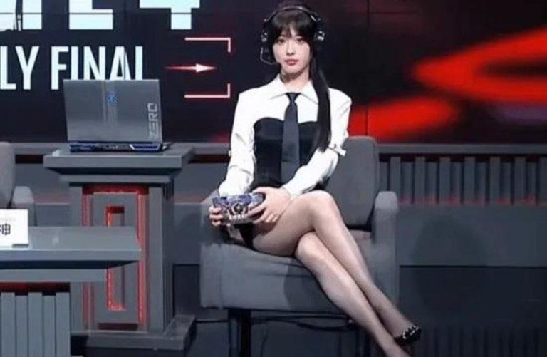 网游解说穿太露? 女「黑化」反击 只露出一排白皙牙齿 女解说喳喳在职播中穿短裙,并保持双腿交叠,却引来批评。(视频截屏)