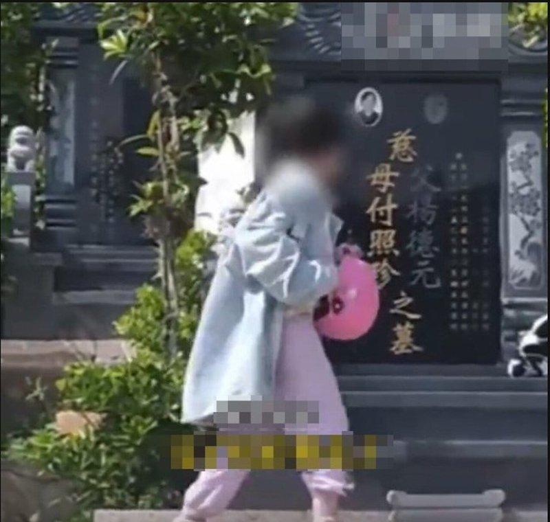 女孩因太想念外公外婆,要父亲带她到坟前探望二人。(视频截屏)