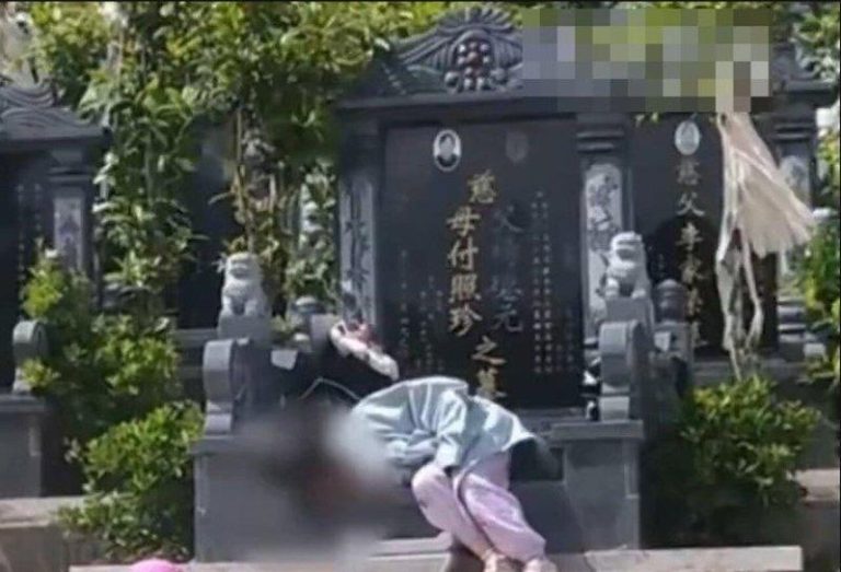 爷姥半年内都走了…贵州小女孩睡墓碑前一幕 看哭网友 女孩靠在外公外婆的墓前。(视频截屏)