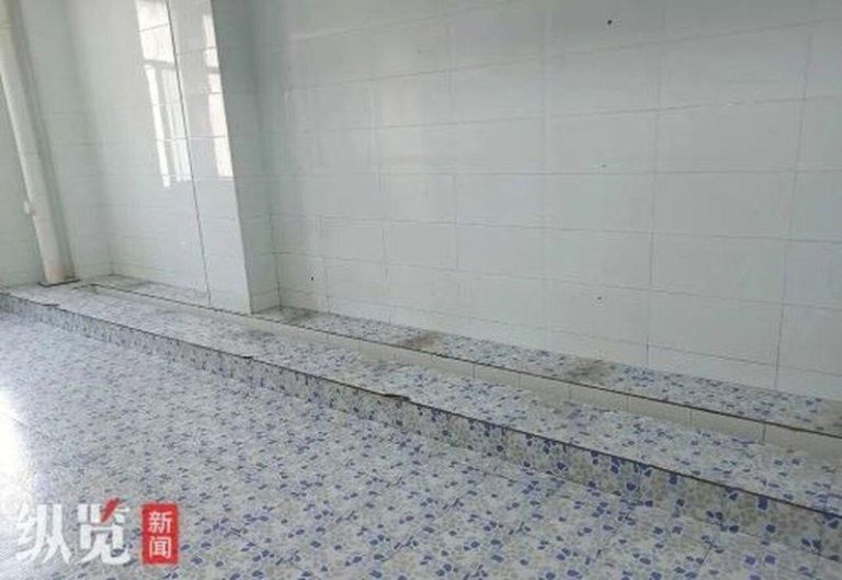 山东菏泽牡丹区实验中学贵阳路校区的男厕所蹲厕没有任何隔断，被学生认为上厕所毫无隐...
