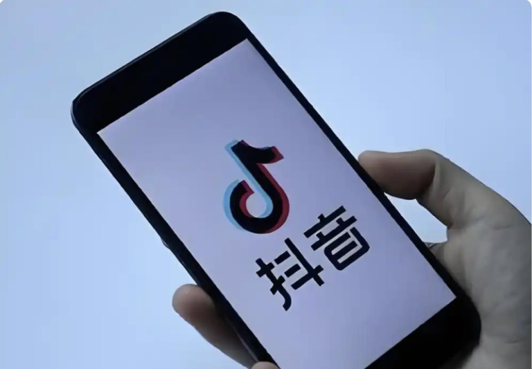 藉「交友陪伴」为由 向未成年人发色情消息 抖音中国用户被抓 近日,在中国有抖音用户涉嫌藉「交友陪伴」为由,向未成年人发色情消息而被抓。(取材...