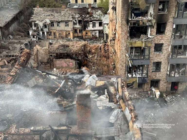 俄罗斯夜袭酿14死 乌克兰击落31枚飞弹、636架无人机 俄罗斯16日对乌克兰发动攻击期间。图为乌克兰第聂伯罗市的公寓大楼遭到俄罗斯飞弹攻...