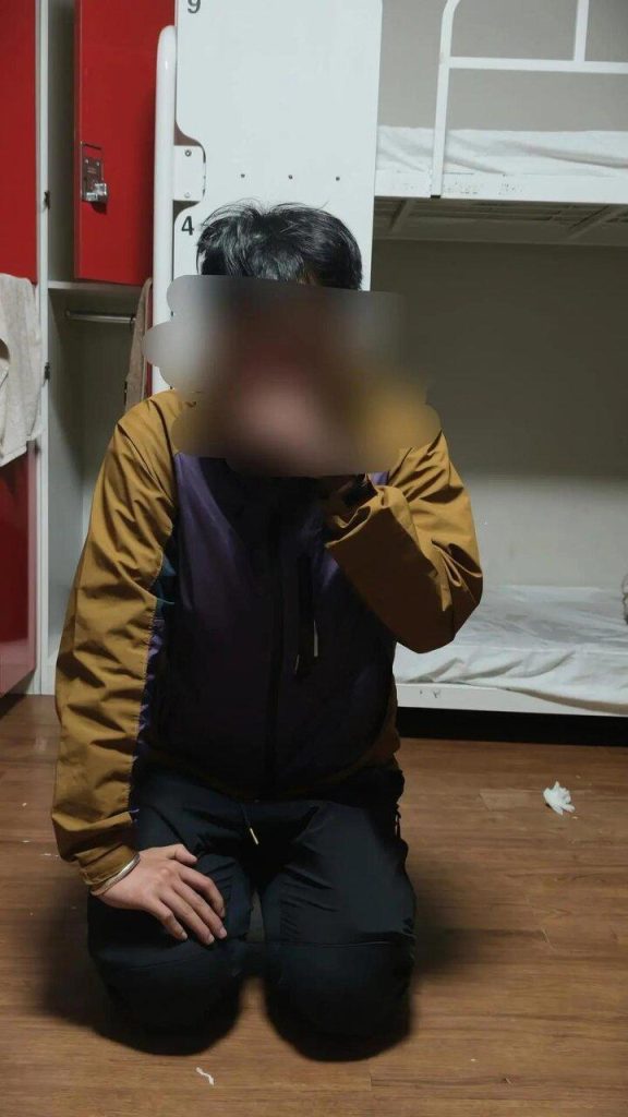 认错厕所? 中女在韩青旅遇日本露鸟侠 对她床铺小便 涉事日籍男子跪在地上向张女士道歉。(取材自红星新闻/受访者供图)