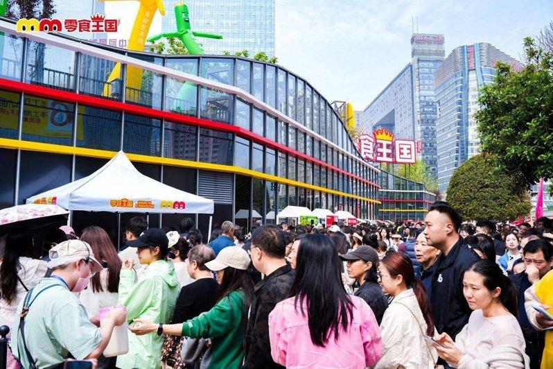 「零食王国」17日在湖南长沙芙蓉广场开业,获金氏世界纪录认证为「全球最大零食店」...