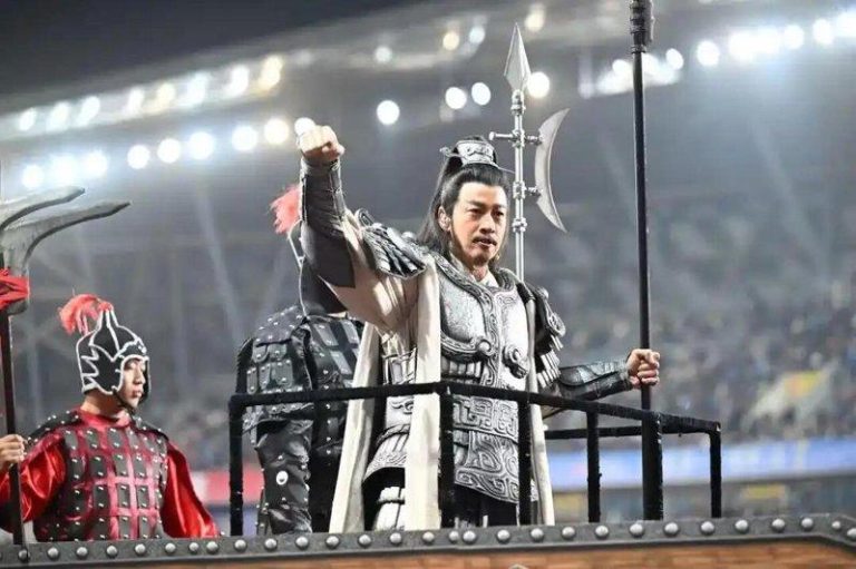 何润东「霸王归来」 助阵宿迁在苏超赢球 网:项羽没白请 「苏超」宿迁与南京之战在宿迁奥体中心举行,男星何润东装扮成曾在「楚汉传奇」中饰演...