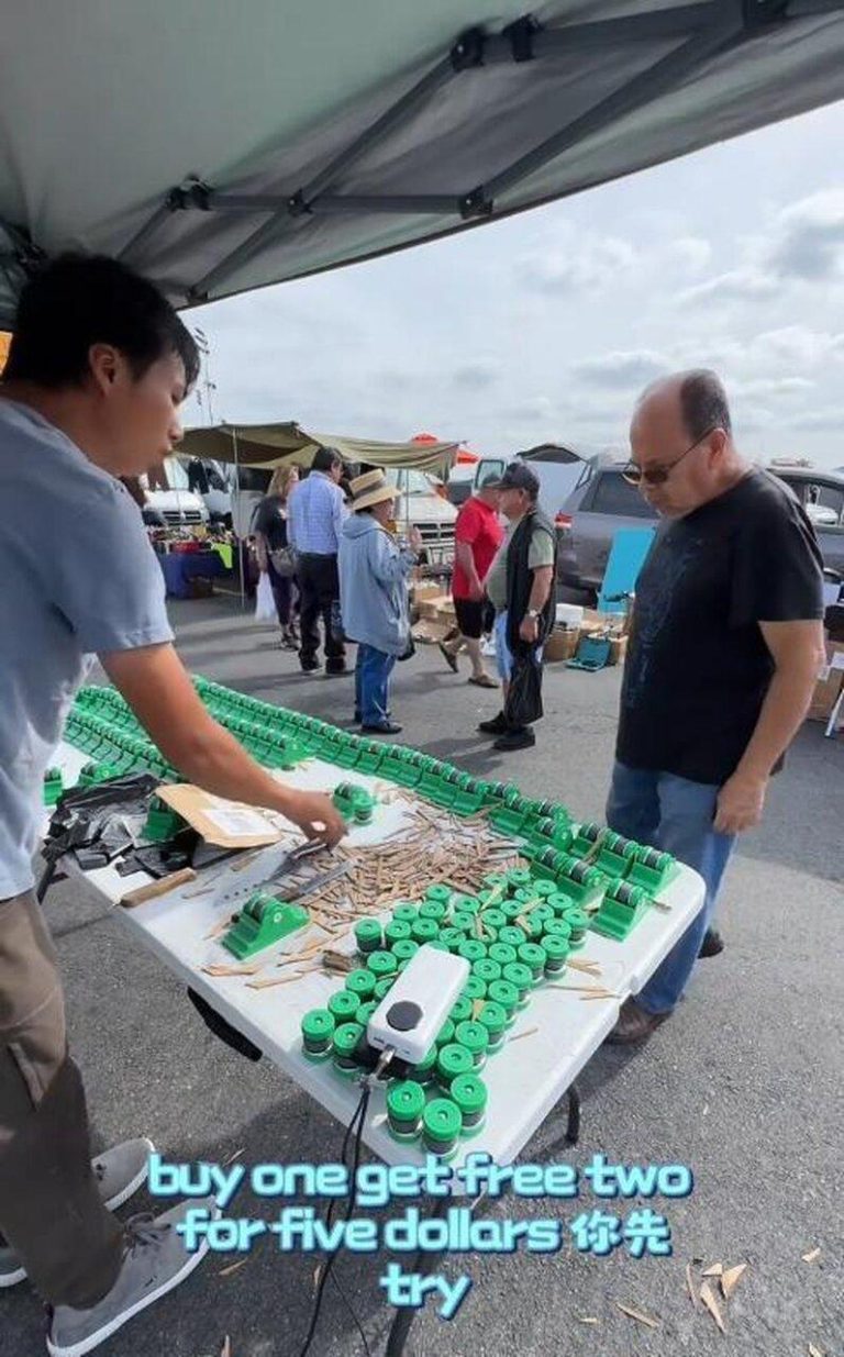 1元人民币中国小对象卖5美元 河南男子在LA摆摊赚翻了 一名河南男子在洛杉矶摆摊卖磨刀器、老花镜等中国生产小对象,周末生意好时一天能赚5...