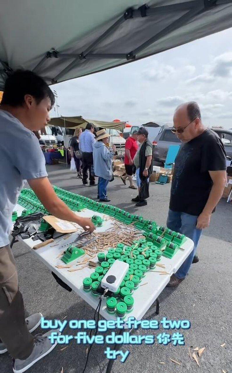 一名河南男子在洛杉矶摆摊卖磨刀器、老花镜等中国生产小对象,周末生意好时一天能赚5...